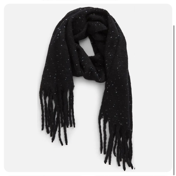 BP Scarf with fringe - Picture 3 of 10